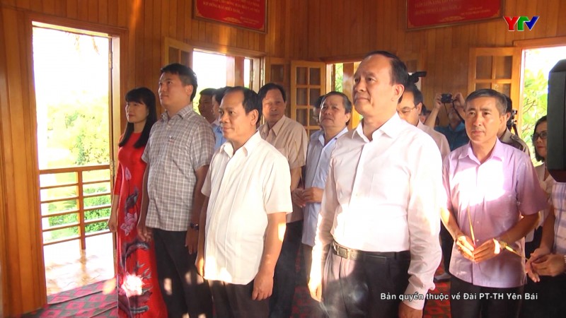 Đoàn đại biểu dự Hội nghị Thường trực HĐND các tỉnh trung du và miền núi phía Bắc dâng hương tưởng niệm Chủ tịch Hồ Chí Minh