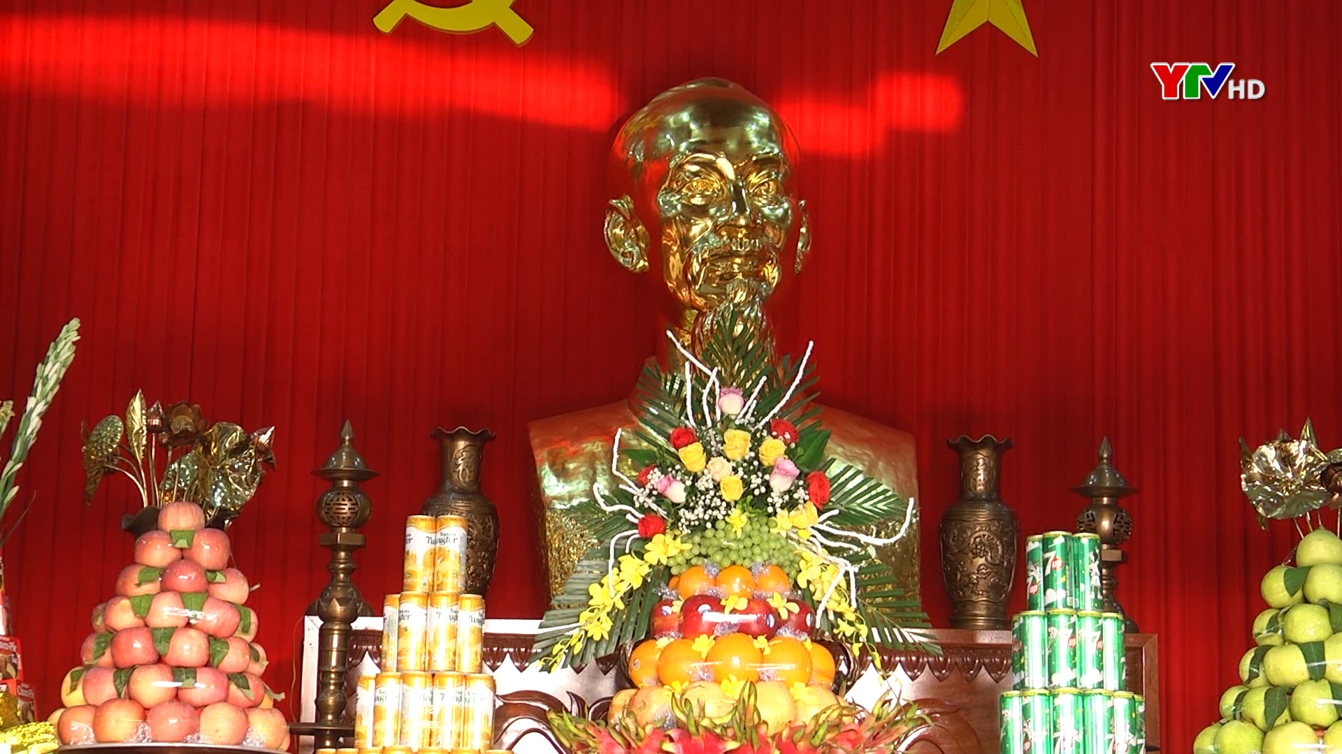 Đoàn đại biểu tỉnh Yên Bái dâng hương Chủ tịch Hồ Chí Minh và viếng Nghĩa trang liệt sỹ Trung tâm tỉnh