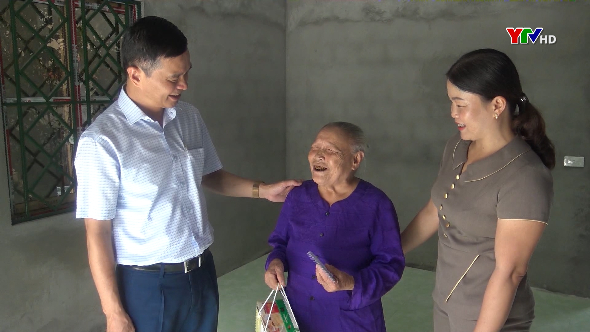 Đồng chí Phó Chủ tịch UBND tỉnh Dương Văn Tiến kiểm tra tiến độ thực hiện Đề án Hỗ trợ làm nhà cho gia đình có công và hộ nghèo tại huyện Văn Chấn