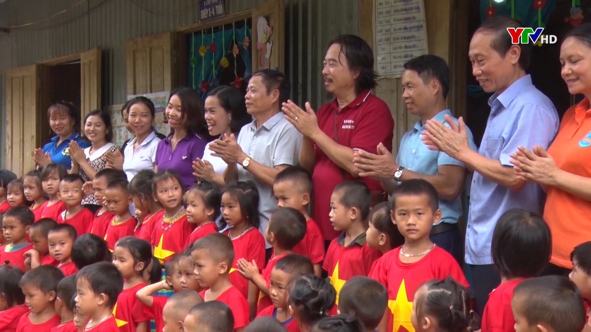 Hội Khuyến học tỉnh tặng quà cho Trường Mầm non An Lương, huyện Văn Chấn