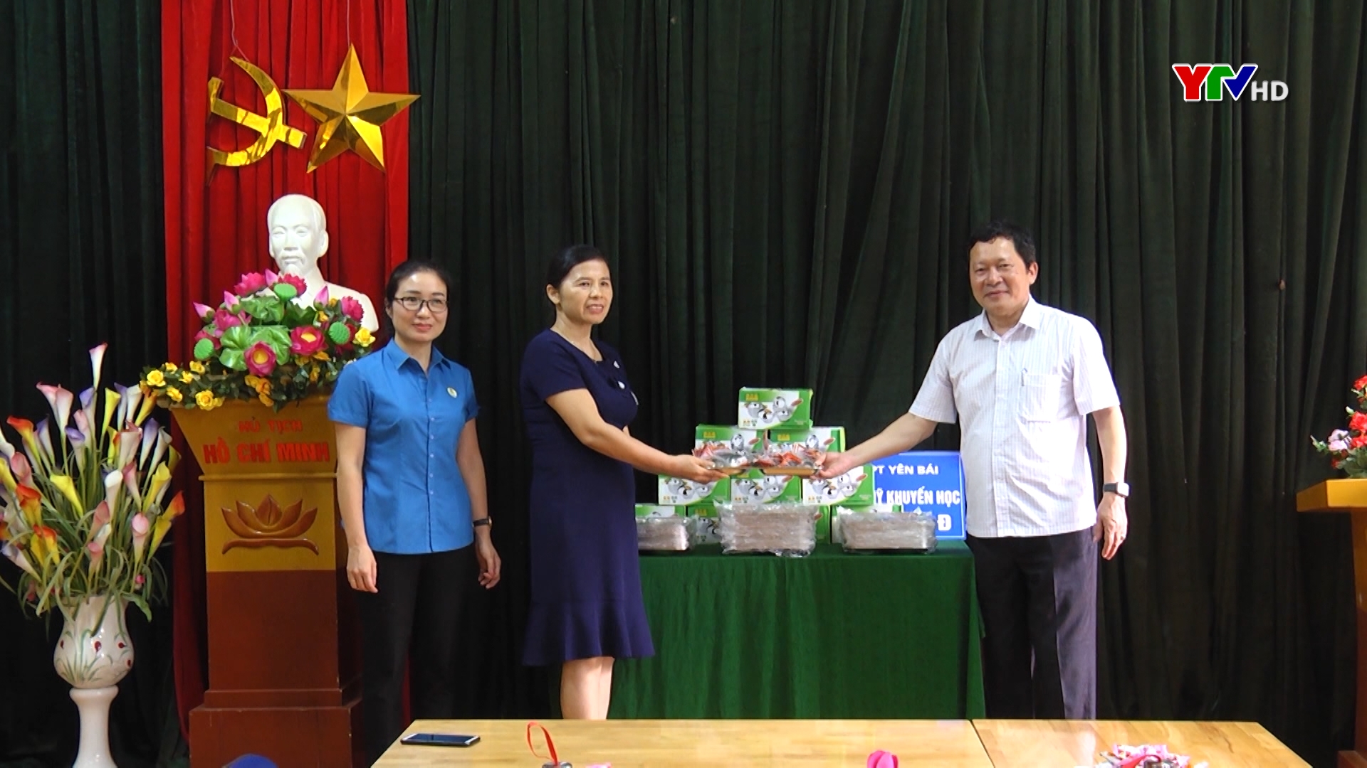Sở Giáo dục và Đào tạo Yên Bái trao quà tại xã Suối Bu, huyện Văn Chấn