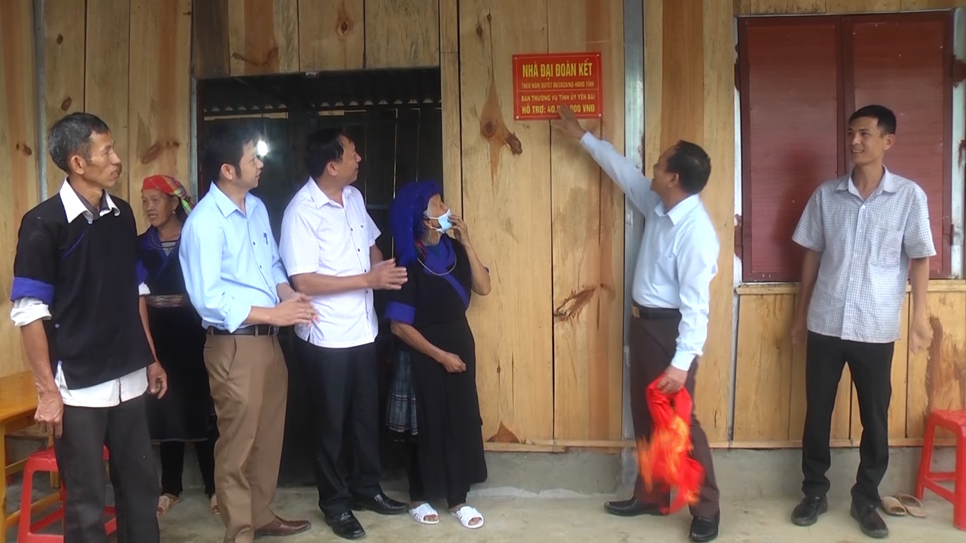 Đồng chí Triệu Tiến Thịnh - Phó Chủ tịch HĐND tỉnh trao nhà cho hộ nghèo tại huyện Mù Cang Chải