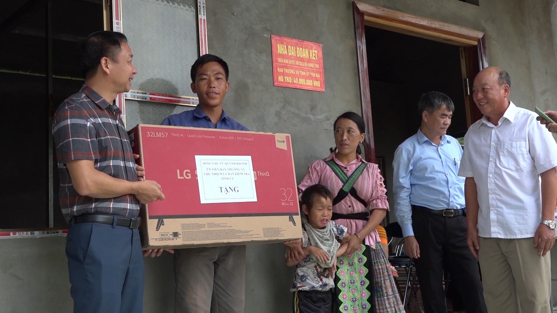 Đồng chí Vũ Quỳnh Khánh - Chủ nhiệm UBKT Tỉnh ủy trao nhà cho hộ nghèo tại huyện Văn Chấn