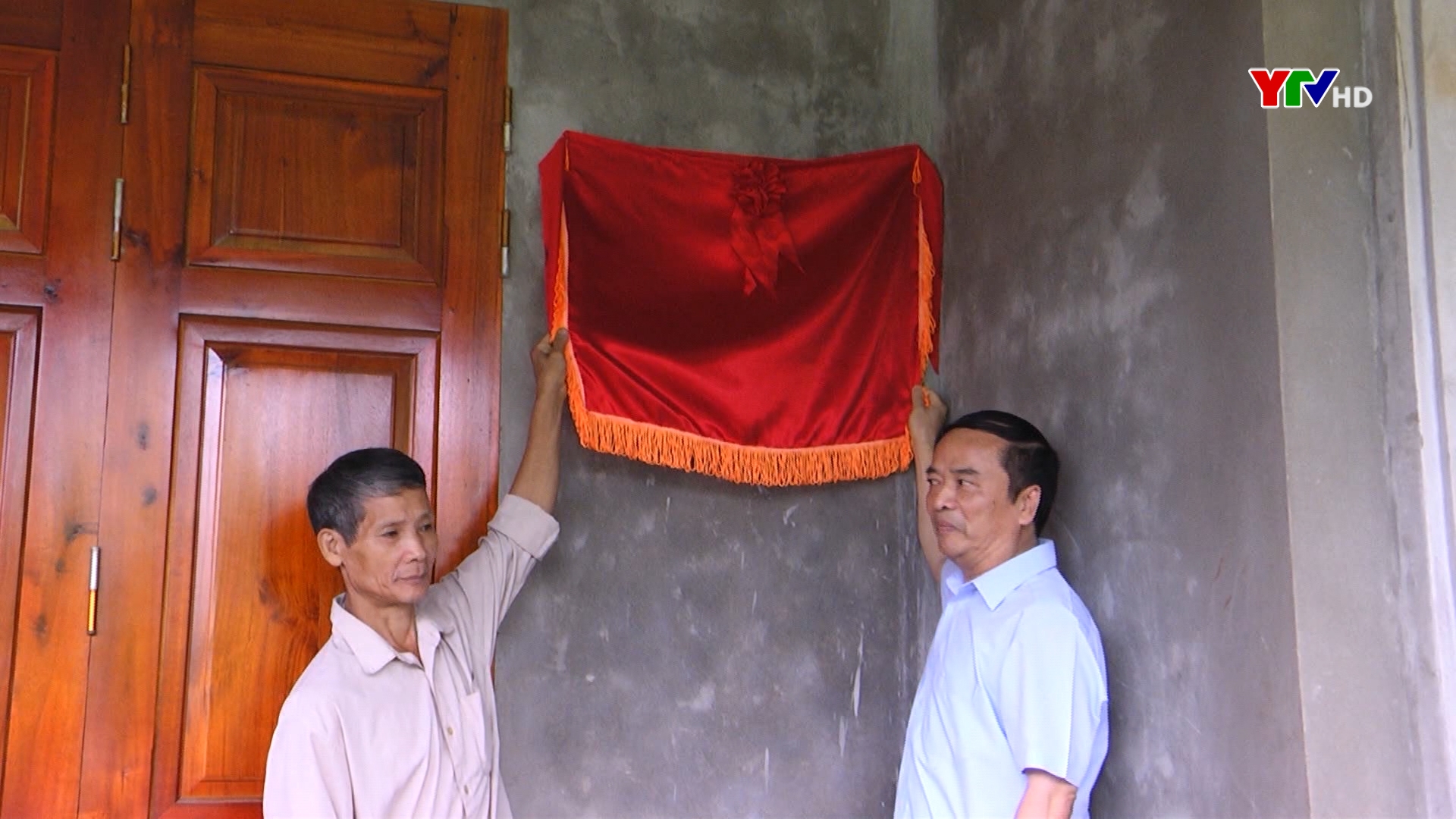Đồng chí Trưởng Ban Dân vận Tỉnh ủy Hoàng Xuân Nguyên trao nhà đại đoàn kết tại huyện Trấn Yên