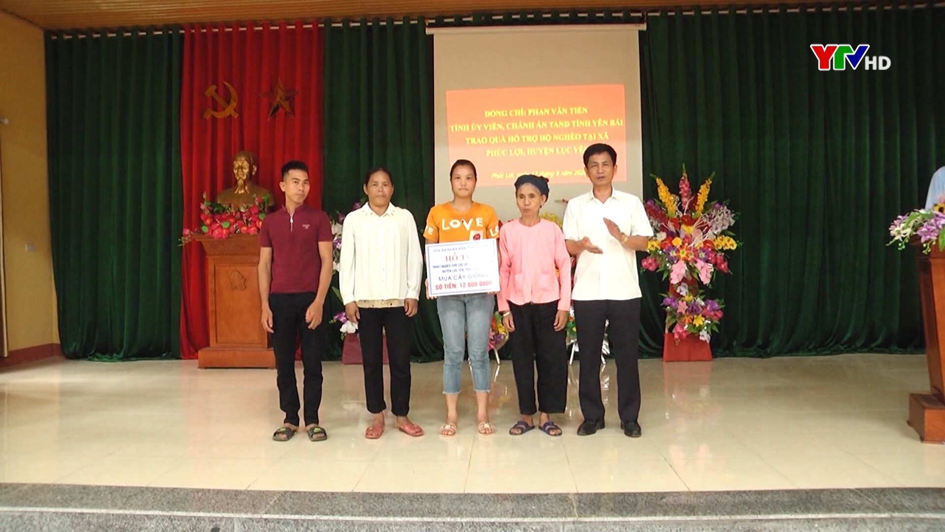 Tòa án nhân dân tỉnh trao kinh phí hỗ trợ hộ nghèo xã Phúc Lợi, huyện Lục Yên