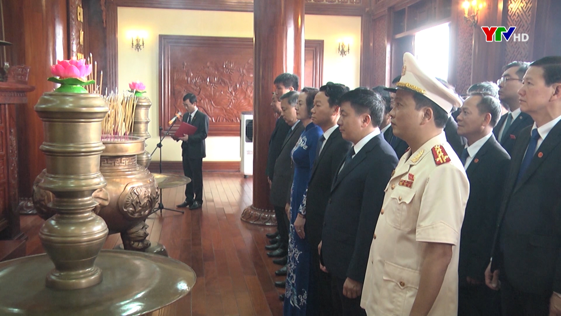 Đoàn đại biểu tỉnh Yên Bái dâng hương tưởng niệm Chủ tịch Hồ Chí Minh và viếng nghĩa trang liệt sỹ Trung tâm tỉnh