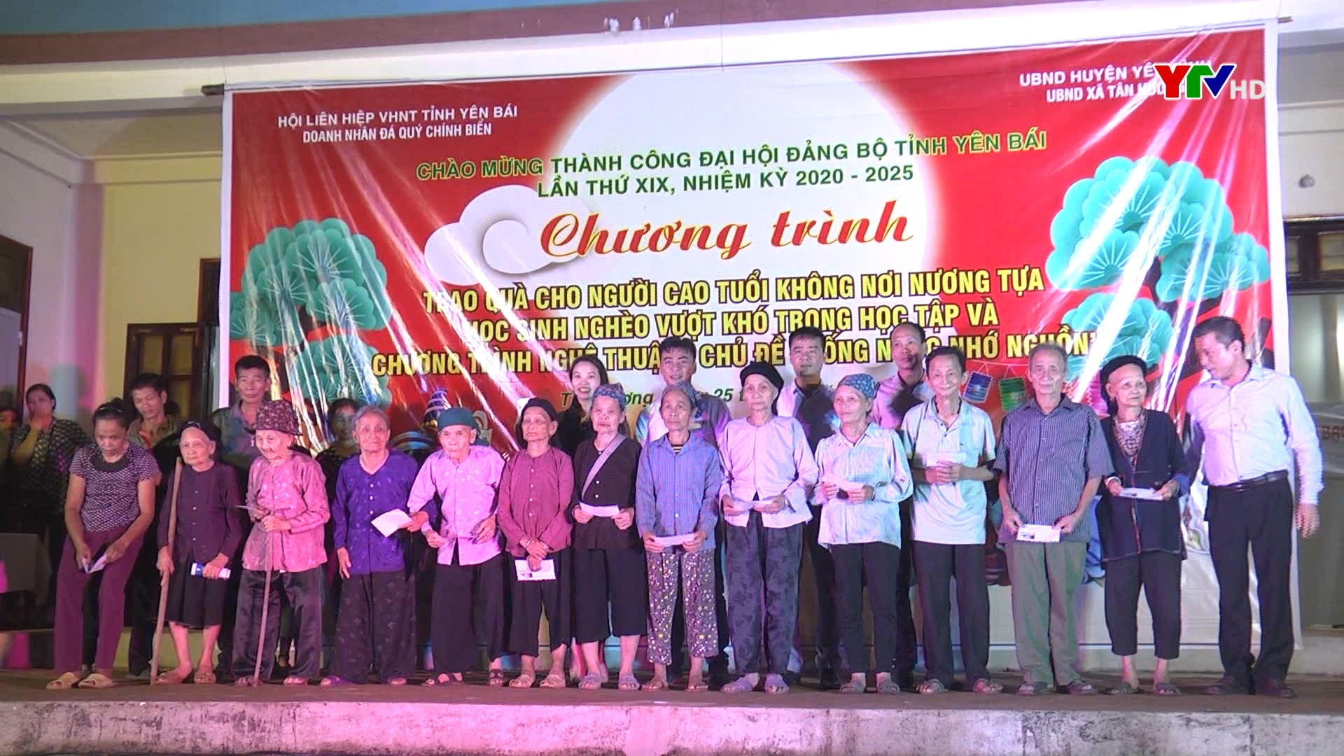 Hoạt động trao quà từ thiện tại xã Tân Hương, huyện Yên Bình
