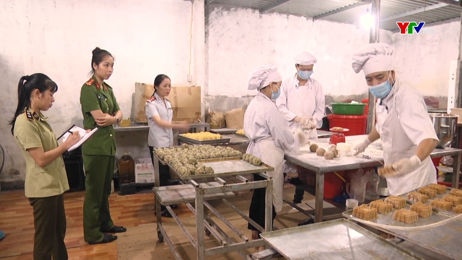 Kiểm tra 1 số cơ sở sản xuất, kinh doanh bánh trung thu tại thành phố Yên Bái và huyện Yên Bình.