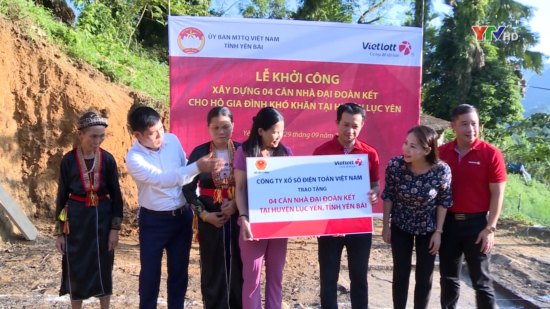 Ủy ban MTTQ tỉnh phối hợp với Công ty xổ số điện toán( Vietlott)  trao hỗ trợ làm nhà cho 4 hộ nghèo huyện Lục Yên