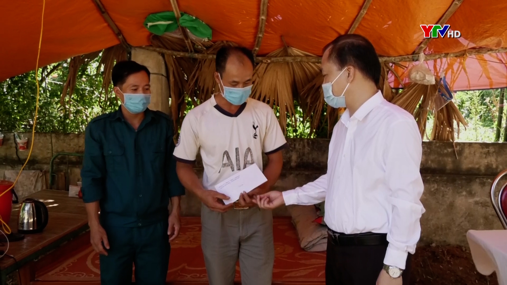 Lãnh đạo huyện Yên Bình tặng quà các chốt kiểm dịch phòng, chống COVID - 19