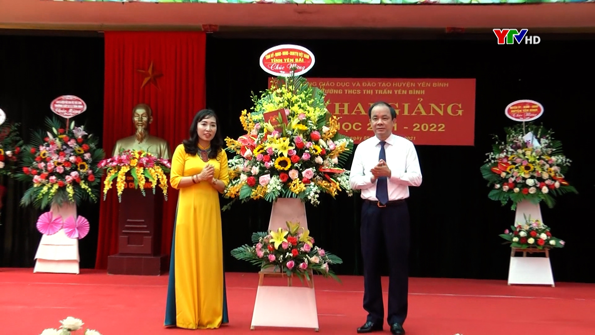 Đồng chí Chủ tịch HĐND tỉnh Tạ Văn Long dự khai giảng năm học mới tại huyện Yên Bình