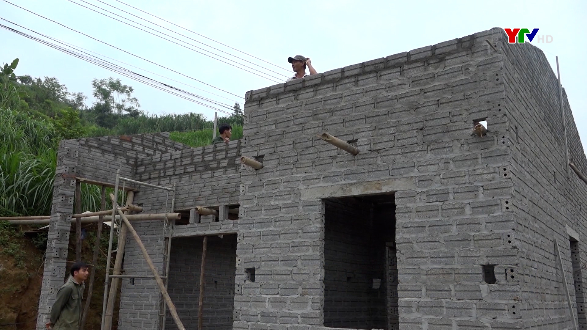 Huyện Văn Chấn huy động trên 700 triệu đồng hỗ trợ làm nhà cho hộ nghèo