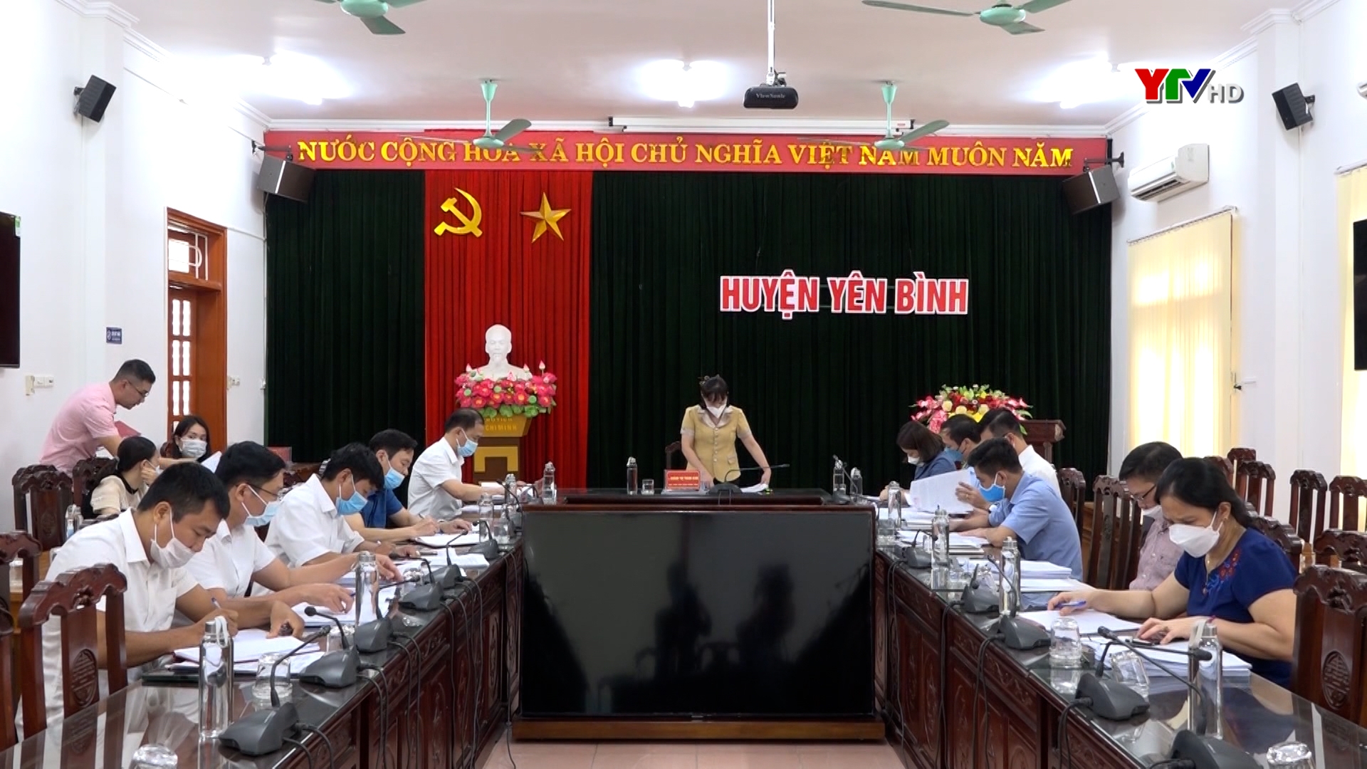 Đồng chí Phó Chủ tịch HĐND tỉnh Hoàng Thị Thanh Bình làm việc với lãnh đạo huyện Yên Bình