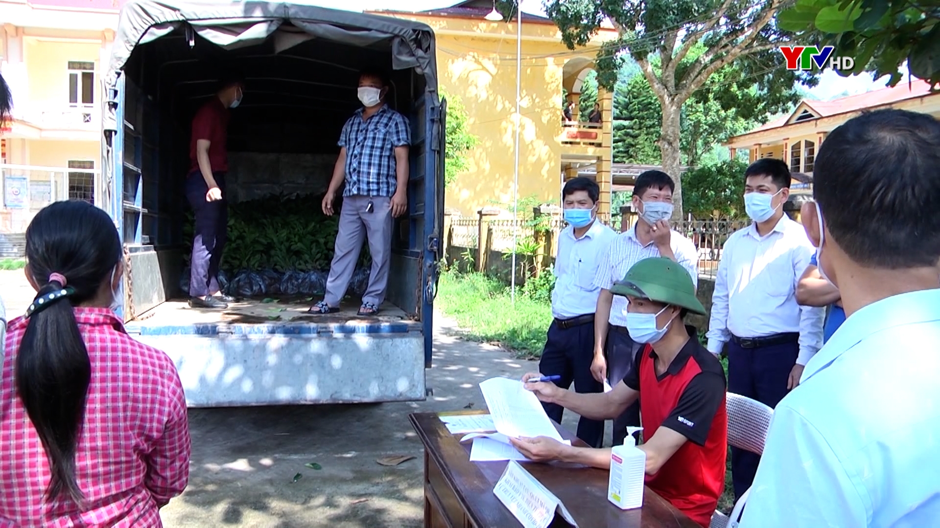 Chi cục Phát triển nông thôn hỗ trợ cây giống cho hộ nghèo huyện Lục Yên