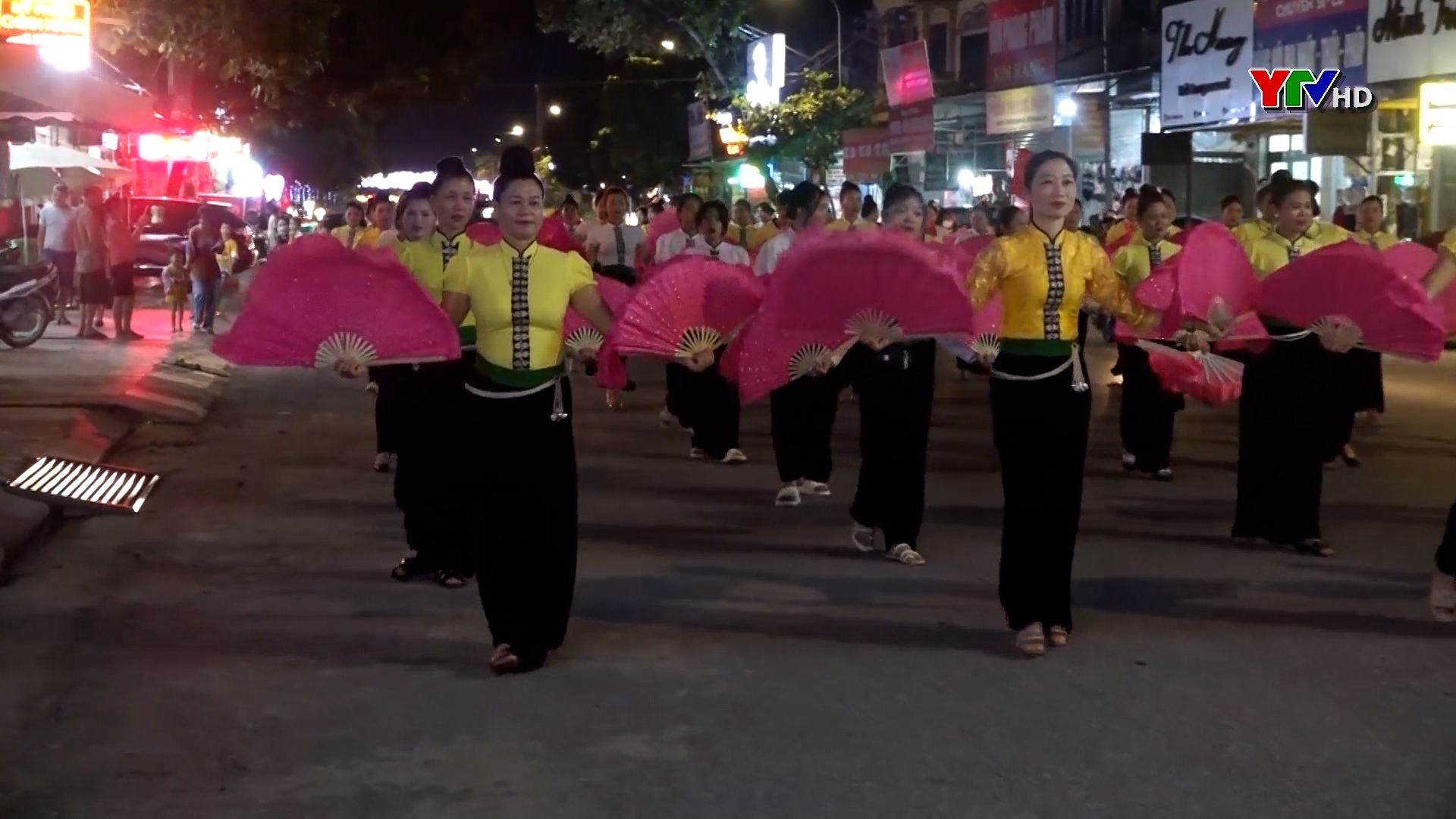 Thị xã Nghĩa Lộ hợp luyện diễu diễn đường phố