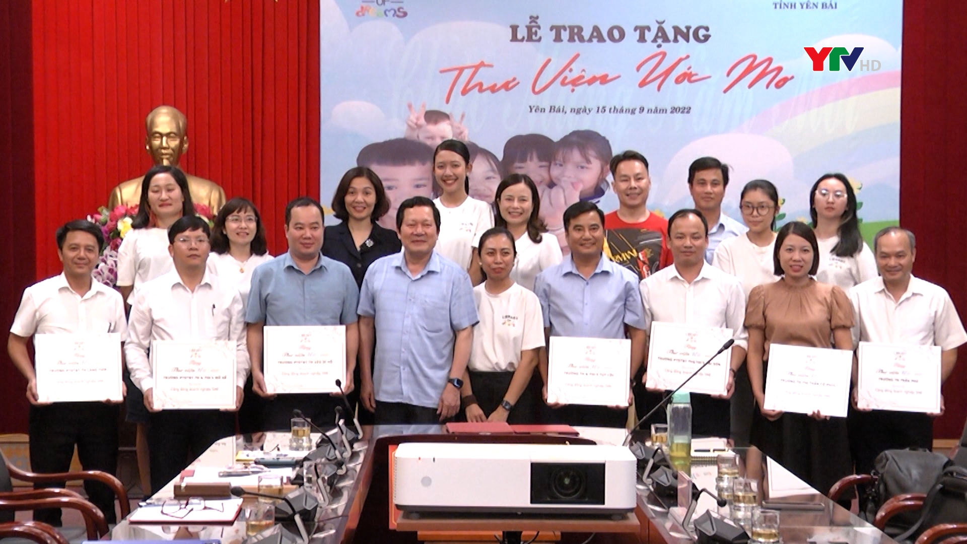 Công ty TNHH Xã hội Thư viện ước mơ trao tặng thư viện cho 7 trường học tại Yên Bái