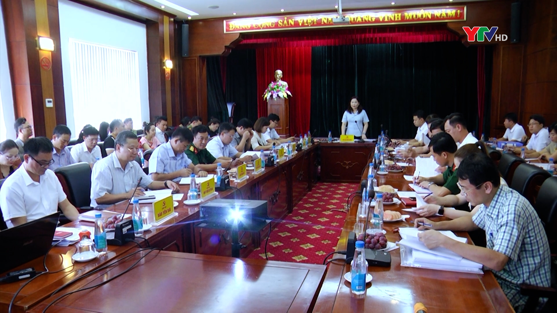 Đồng chí Phó Chủ tịch UBND tỉnh Vũ Thị Hiền Hạnh kiểm tra công tác chuẩn bị Lễ hội tại thị xã Nghĩa Lộ