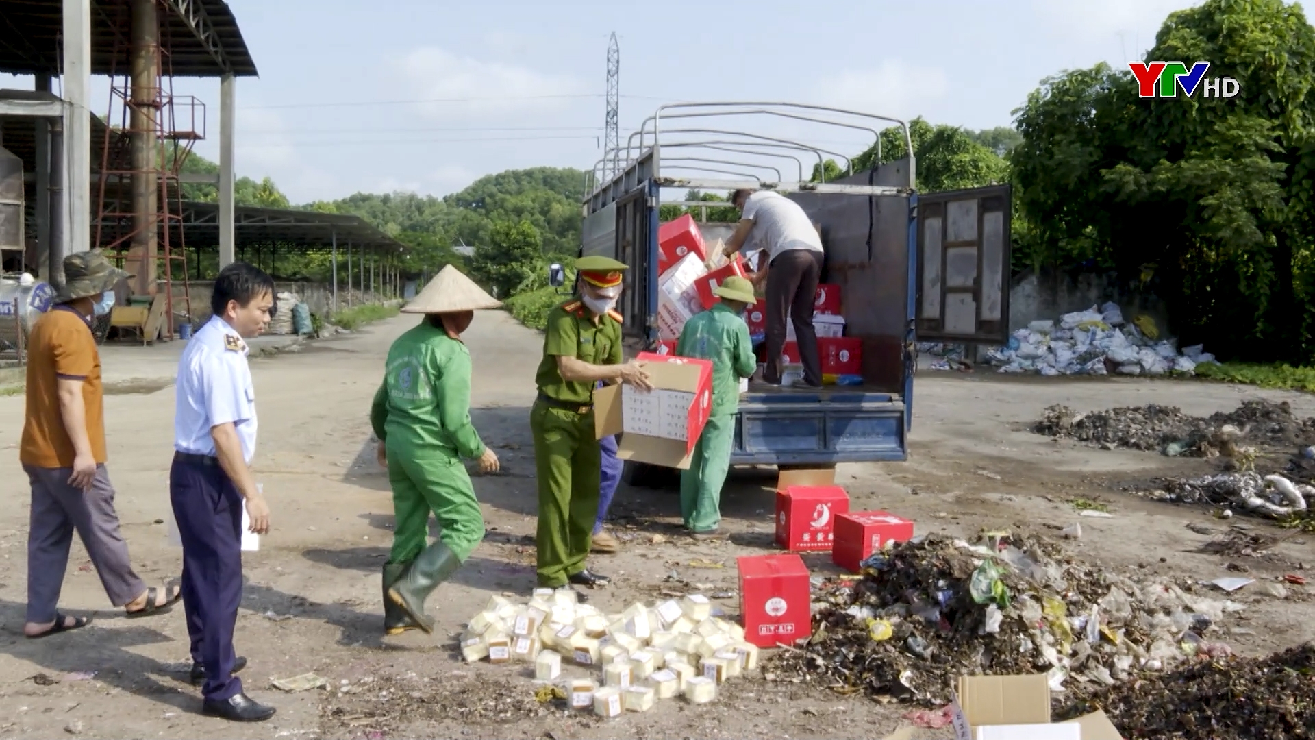 Yên Bái: Tiêu hủy hơn 7000 sản phẩm bánh kẹo nhập lậu