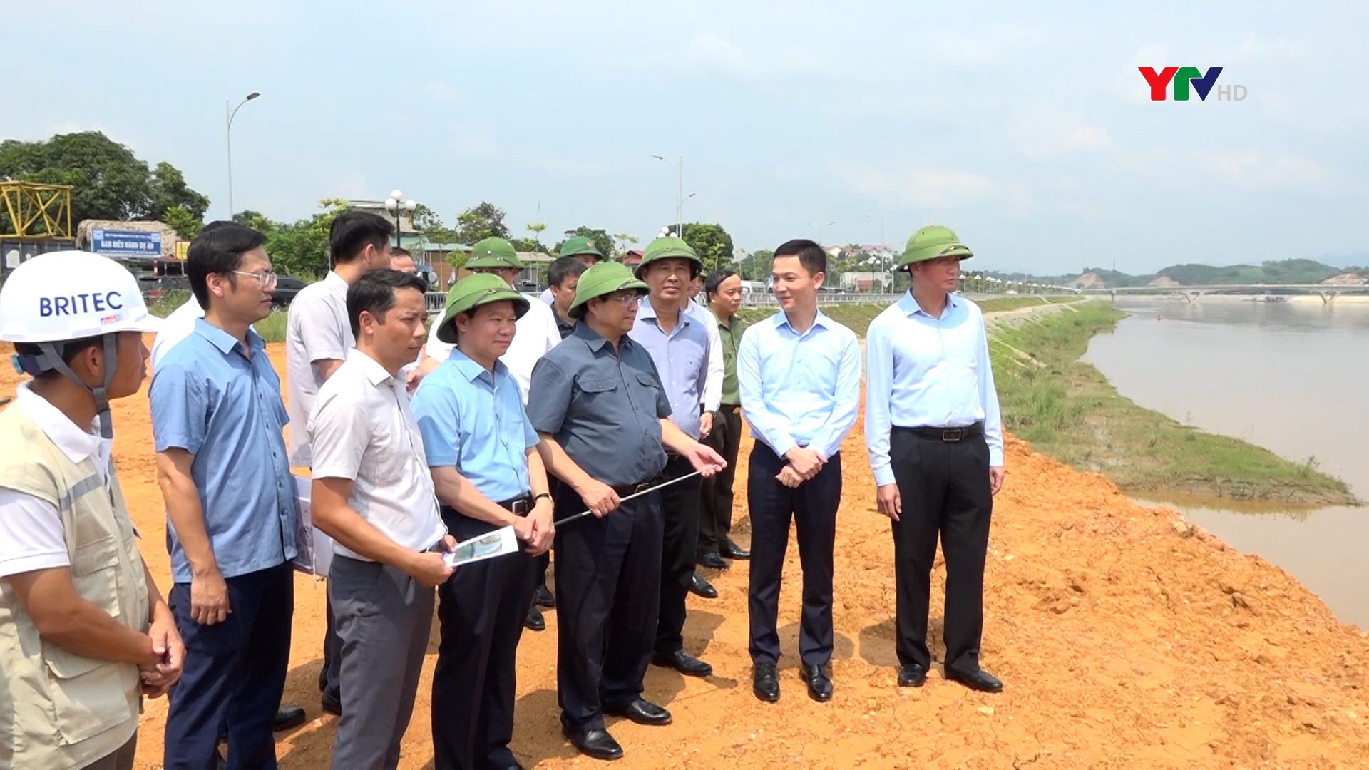 Thủ tướng  Phạm Minh Chính kiểm tra thực địa Đê chống ngập sông Hồng và Dự án xây dựng Khu công nghiệp Trấn Yên