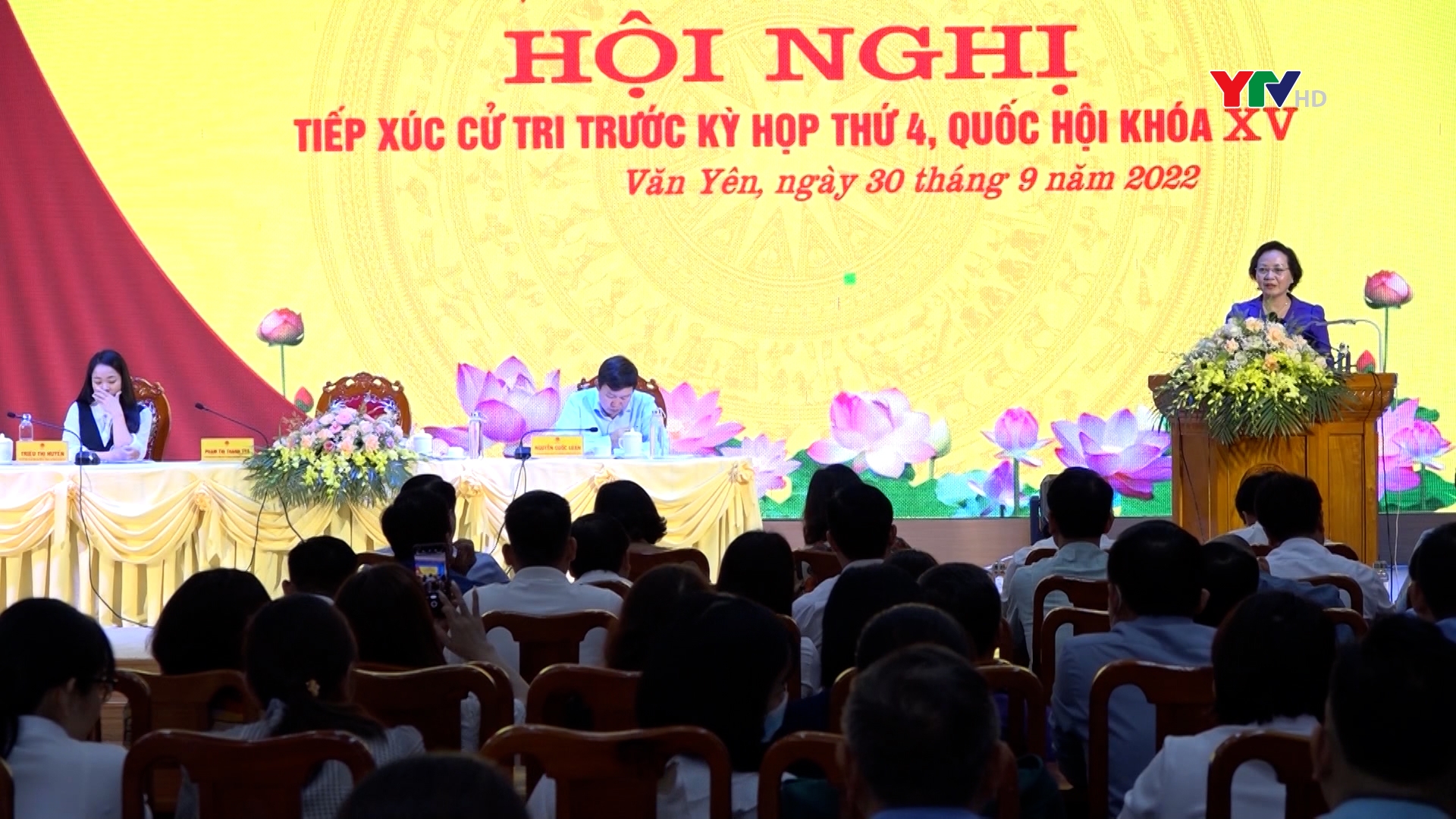 Bộ trưởng Bộ Nội vụ Phạm Thị Thanh Trà tiếp xúc cử tri huyện Văn Yên