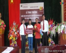 Ngân hàng NN và PTNT - Chi nhánh tỉnh Yên Bái trao thưởng tại  xã Cát Thịnh huyện Văn Chấn
