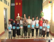 Đ/c Bí thư Tỉnh ủy Phạm Thị Thanh Trà tặng quà các cháu thiếu nhi tại Trung tâm công tác xã hội và BTXH tỉnh