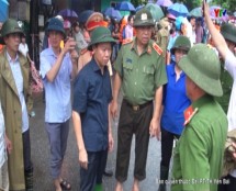 Đồng chí Đỗ Đức Duy - Phó Bí thư tỉnh ủy - Chủ tịch UBND tỉnh chỉ đạo công tác khắc phục bão lũ tại thị xã Nghĩa Lộ