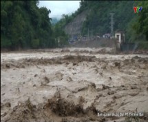 Đồng chí Nguyễn Văn Khánh - Phó chủ tịch UBND tỉnh kiểm tra khắc phục hậu quả bão lũ tại huyện Văn Chấn