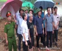 Đồng chí Nguyễn Văn Khánh - Phó chủ tịch UBND tỉnh kiểm tra khắc phục hậu quả bão lũ tại xã Lâm Giang - Huyện Văn Yên