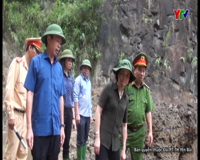 Đ/c Bí thư Tỉnh ủy Phạm Thị Thanh Trà kiểm tra công tác khắc phục sạt lở trên tuyến tỉnh lộ 174