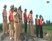 Lực lượng cảnh sát giao thông công an tỉnh Yên Bái phối hợp tìm kiếm các nạn nhân mất tích do mưa lũ