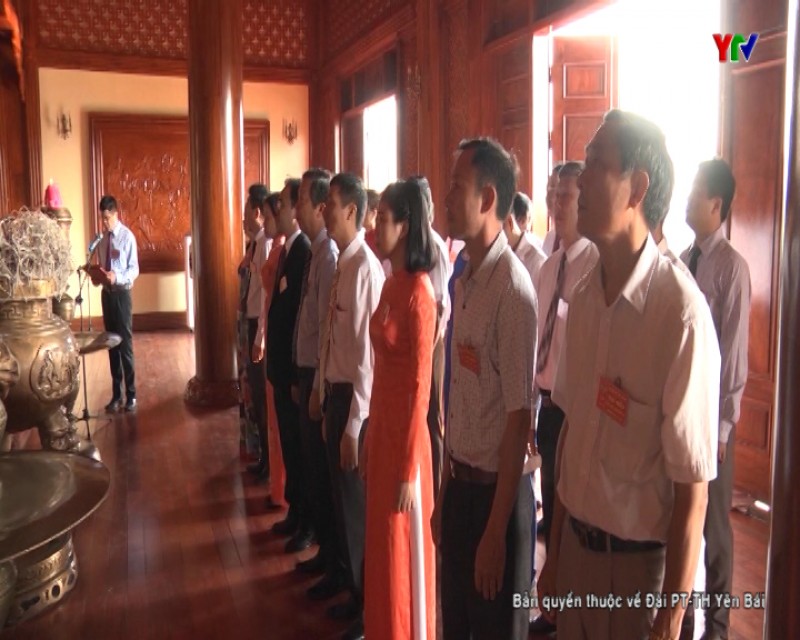Đoàn đại biểu dự Đại hội Hội Nông dân tỉnh Yên Bái báo công dâng Bác