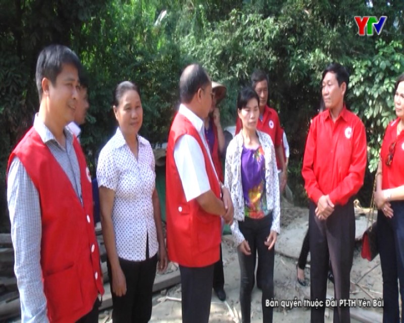 Hội Chữ thập đỏ tỉnh Nam Định tặng quà đồng bào vùng lũ Trấn Yên