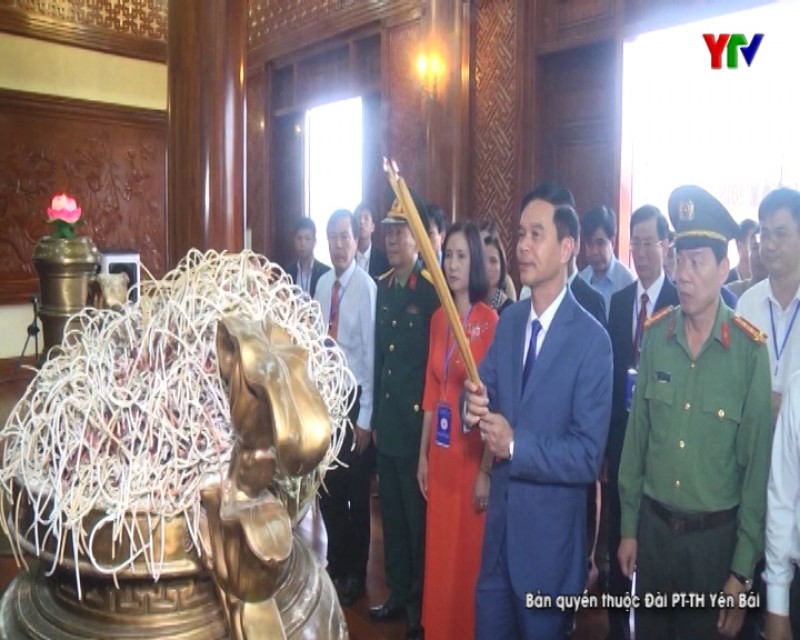 Đoàn đại biểu Đại hội Thể dục thể thao tỉnh Yên Bái lần thứ VIII dâng hương tưởng niệm Chủ tịch Hồ Chí Minh
