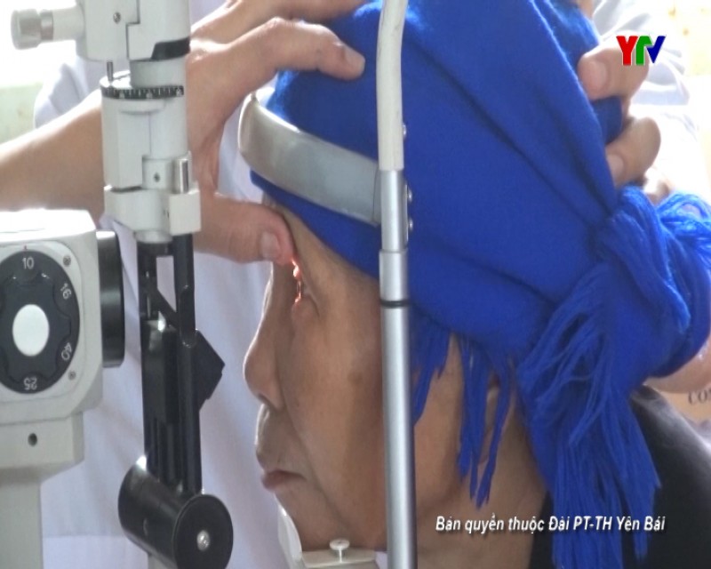 200 người cao tuổi huyện Văn Chấn được khám sàng lọc các bệnh về mắt miễn phí