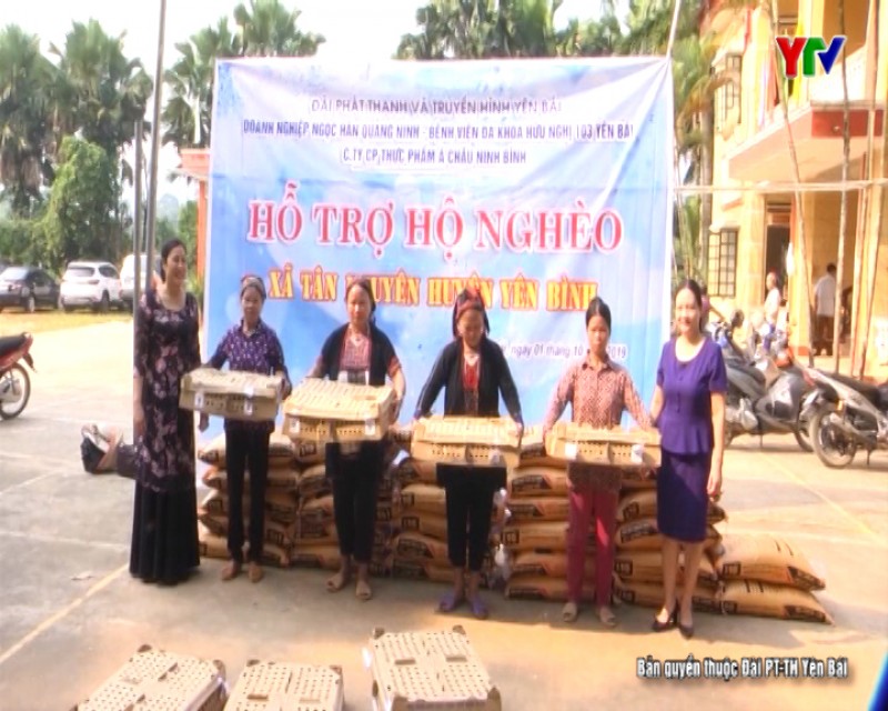 Đài PT - TH Yên Bái trao quà cho các hộ nghèo xã Tân Nguyên, huyện Yên Bình