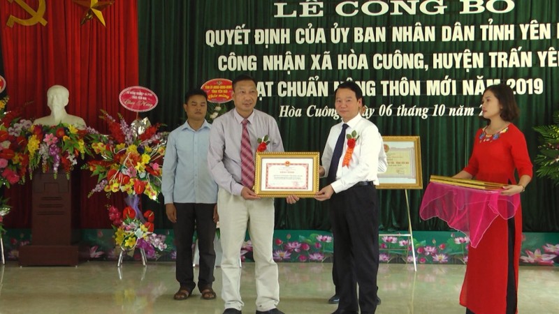 Đồng chí Chủ tịch UBND tỉnh Đỗ Đức Duy trao Bằng công nhận đạt chuẩn nông thôn mới cho xã Hòa Cuông, huyện Trấn Yên