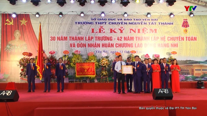 Trường THPT Chuyên Nguyễn Tất Thành kỷ niệm 30 năm Ngày thành lập và đón nhận Huân chương Lao động hạng Nhì
