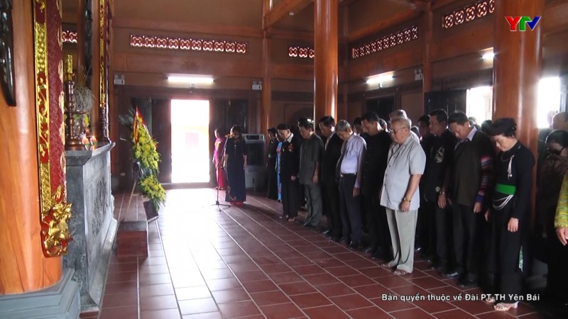 Đoàn đại biểu dự Đại hội đại biểu dân tộc thiểu số tỉnh Yên Bái dâng hương tại Khu di tích lịch sử mộ Nguyễn Thái Học