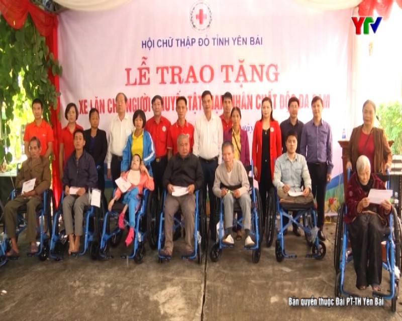 Trao tặng xe lăn cho người khuyết tật, nạn nhân chất độc da cam tỉnh Yên Bái