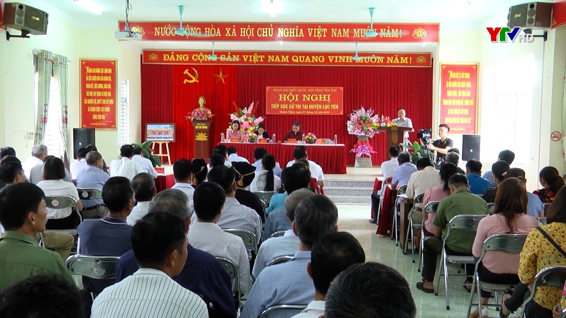 Đoàn đại biểu Quốc hội tỉnh Yên Bái tiếp xúc cử tri huyện Lục Yên.