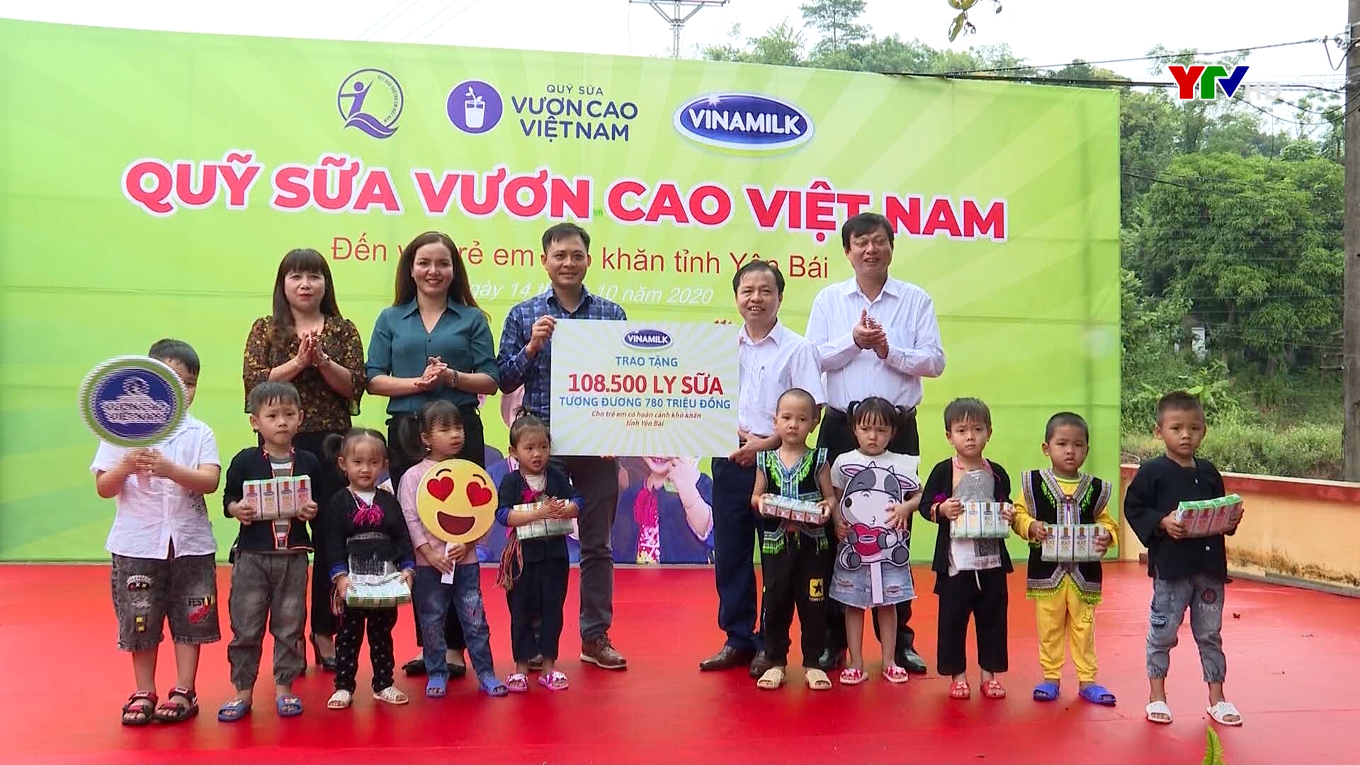 108.500 hộp sữa từ chương trình "Quỹ sữa vươn cao Việt Nam" được trao tặng cho trẻ em có hoàn cảnh khó khăn tỉnh Yên Bái