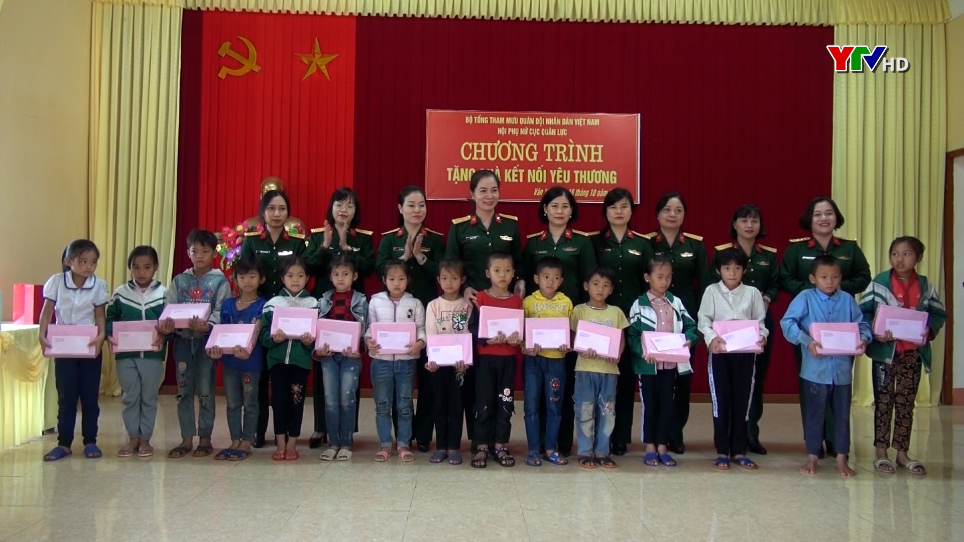 Hoạt động tặng quà cho gia đình chính sách và học sinh nghèo vượt khó tại huyện Văn Yên