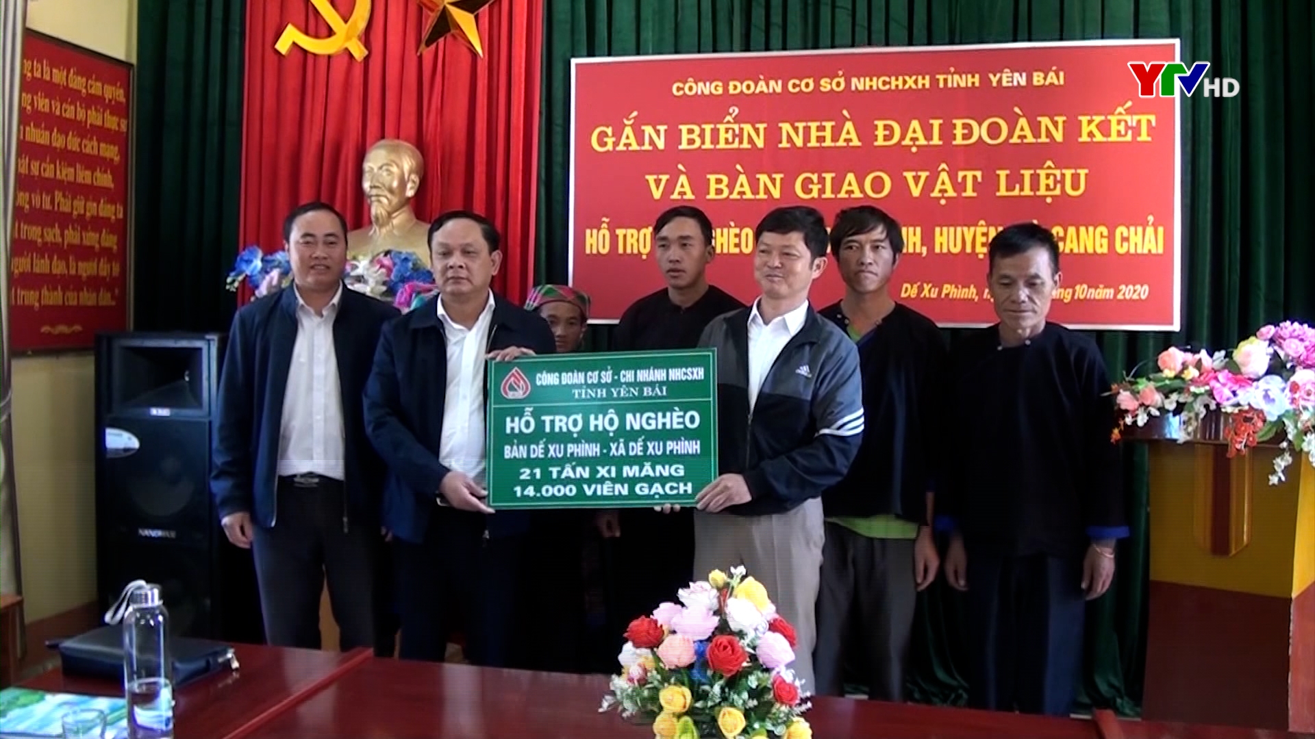 Chi nhánh Ngân hàng Chính sách xã hội tỉnh hỗ trợ vật liệu cho người dân xã Dế Xu Phình