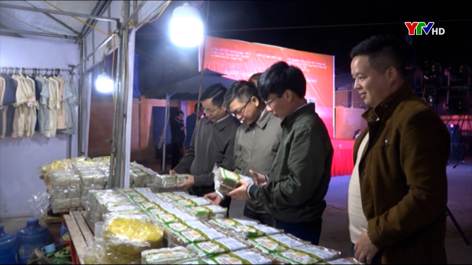 Sở Công thương tổ chức phiên chợ đưa hàng Việt về miền núi huyện Trạm Tấu
