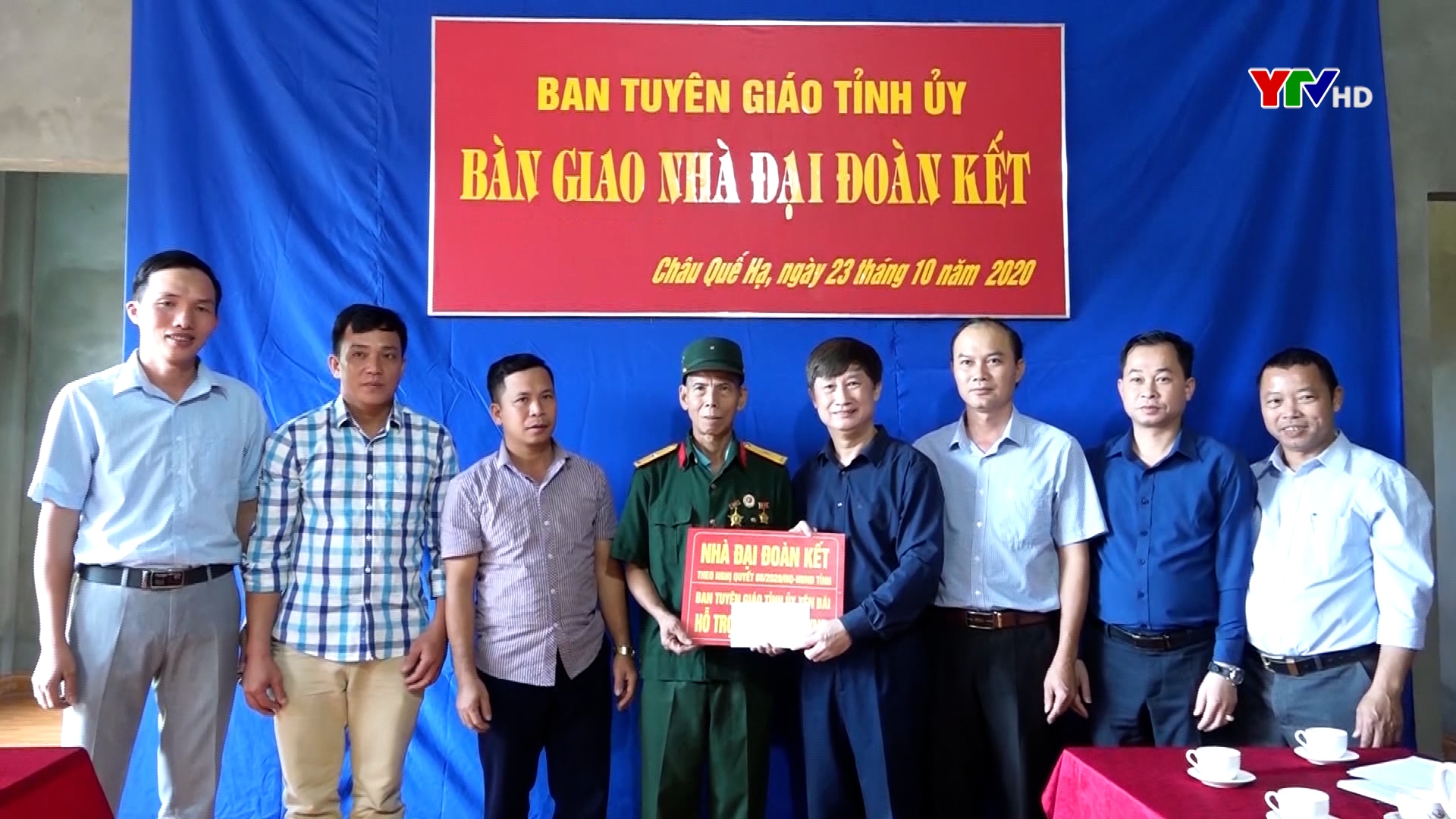 Ban Tuyên giáo Tỉnh ủy trao nhà đại đoàn kết tại huyện Văn Yên