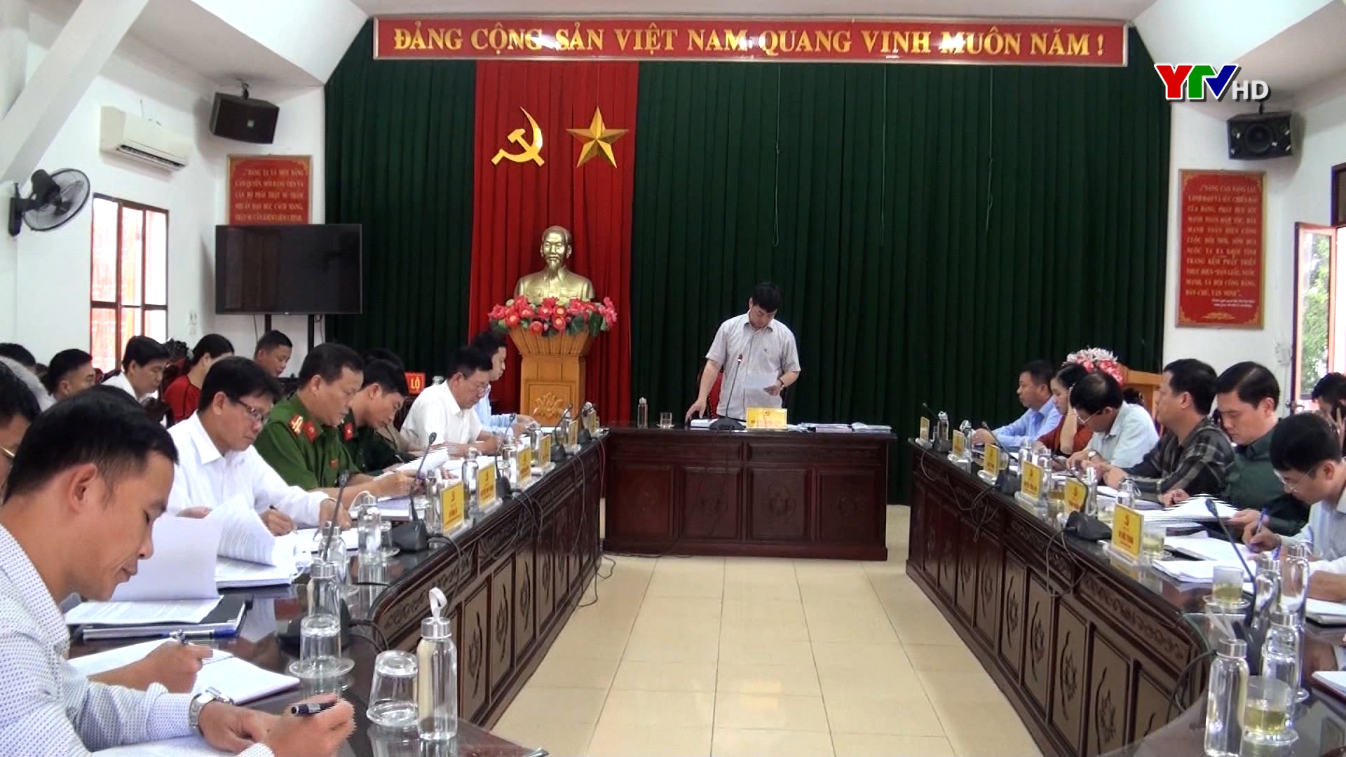 Đồng chí Nguyễn Minh Toàn - Chủ nhiệm UBKT Tỉnh ủy làm việc tại thị xã Nghĩa Lộ