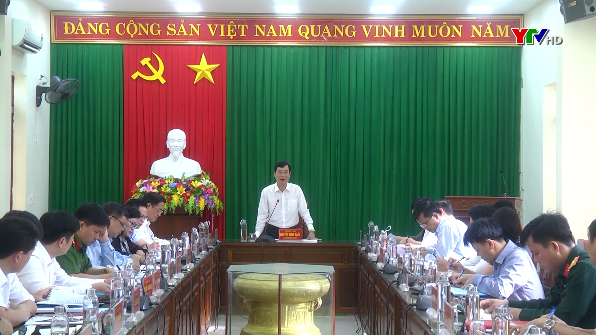 Đồng chí Nguyễn Minh Tuấn - Trưởng Ban Tuyên giáo Tỉnh ủy cùng đoàn công tác của tỉnh làm việc tại huyện Trấn Yên