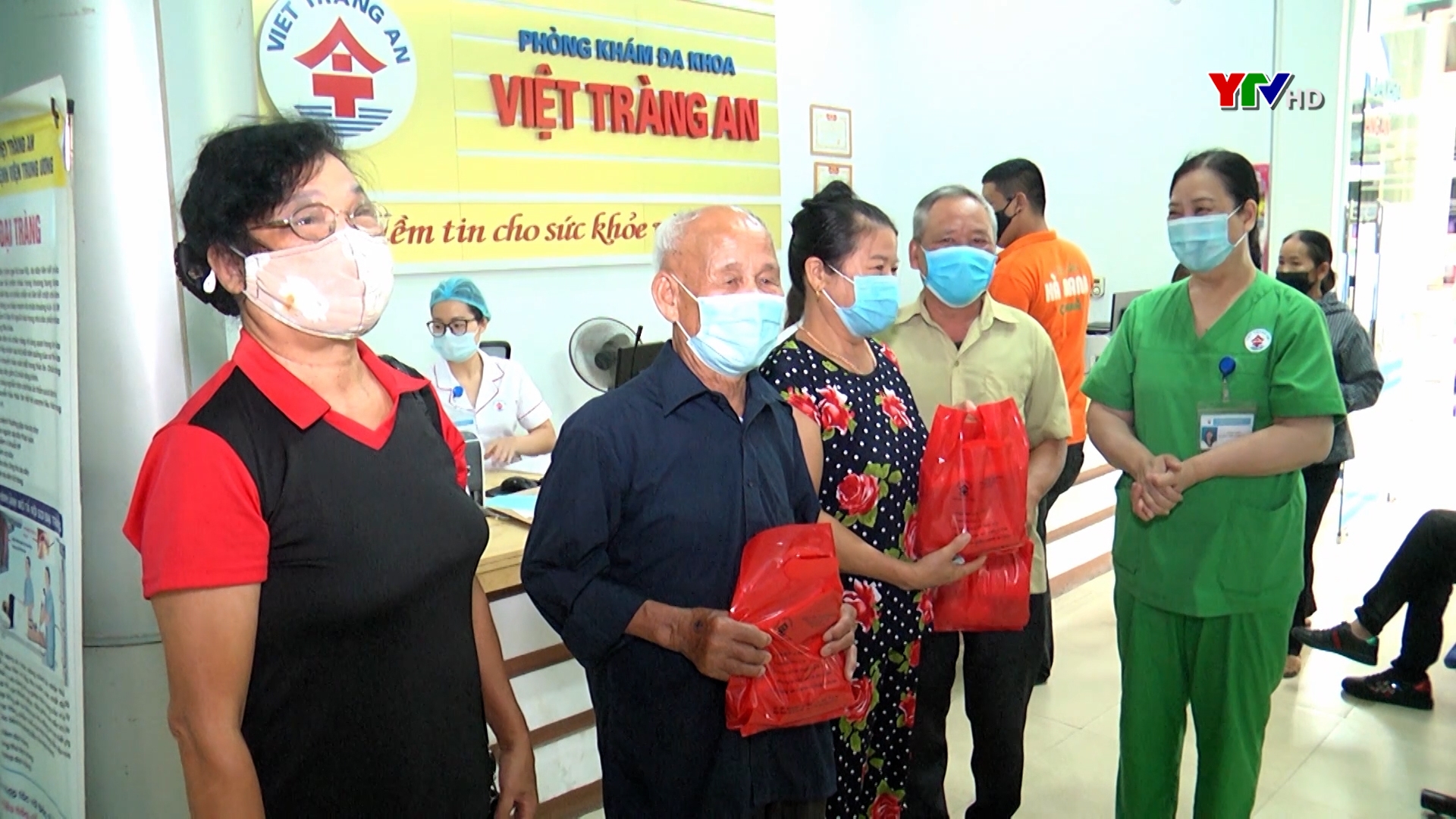 Phòng khám Đa khoa Việt Tràng An tặng quà cho người cao tuổi đến khám và điều trị