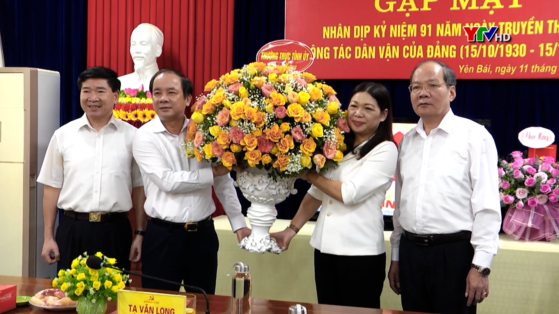 Đồng chí Tạ Văn Long - Phó Bí thư Thường trực Tỉnh ủy, Chủ tịch HĐND tỉnh chúc mừng các ban xây dựng Đảng tỉnh